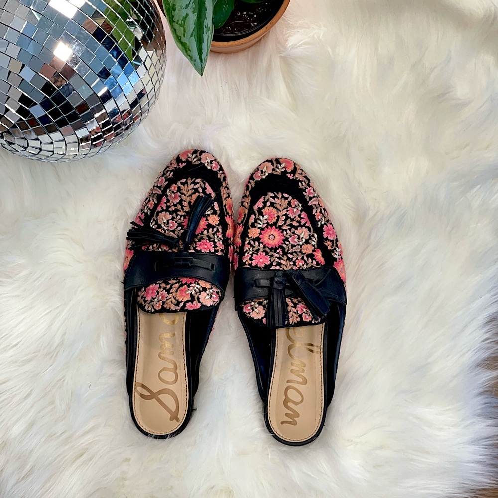 SOLD ❣️❣️ Sam Edelman 70’s flower power embroidered mules size 8.5